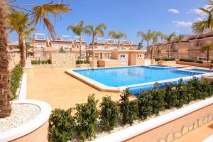 ein Bild eines Swimmingpools in einem Resort in der Unterkunft Duplex campoamor heated pool in Dehesa de Campoamor