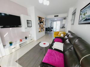 - un salon avec un canapé en cuir et une télévision dans l'établissement Property Punta prima Amay, à Torrevieja