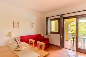 Posezení v ubytování Villas with air conditioning and shared pool, just a few minutes from La Pelosa beach