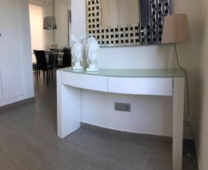 biurko z dwoma głowami w pokoju w obiekcie Villa Tindra w mieście Torrevieja