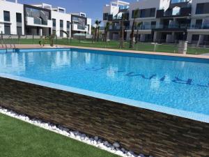 Bazén v ubytování Oasis Beach El Raso Guardamar nebo v jeho okolí