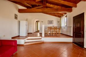 Posezení v ubytování Villas with air conditioning and shared pool, just a few minutes from La Pelosa beach