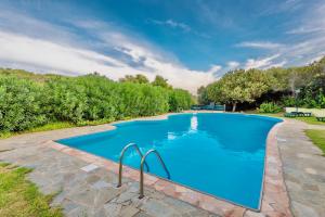 Bazén v ubytování Villas with air conditioning and shared pool, just a few minutes from La Pelosa beach nebo v jeho okolí