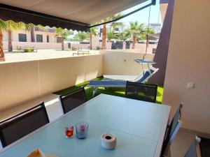 d'une table et de chaises blanches sur un balcon. dans l'établissement Apto Higuericas playas, à Pilar de la Horadada