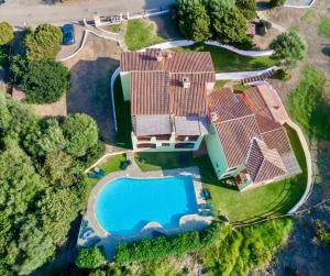 an overhead view of a house with a swimming pool at Villas with air conditioning and shared pool, just a few minutes from La Pelosa beach in Cuile Pazzoni