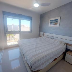 - une chambre avec un lit et une fenêtre dans l'établissement Property Punta prima Amay, à Torrevieja