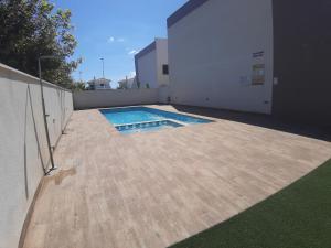 Bazén v ubytování groundfloor family house lo pagan nebo v jeho okolí