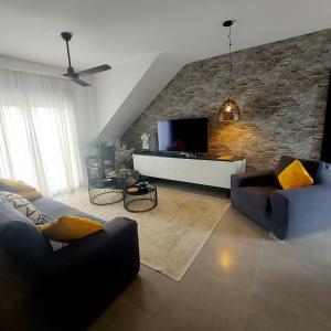 een woonkamer met twee banken en een tv bij Lamar - Pilar de la Horadada in Pilar de la Horadada