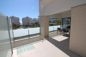 - Balcón de un edificio con vistas a la ciudad en Los Dolses Mirador Apartments 2 beds, en 