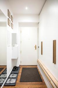 a hallway with a white door and a rug at Komfortable Wohnung Schönbrunn in Vienna