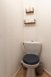 baño con aseo y asiento negro en SmartStay coeur de Vienne, en Vienne