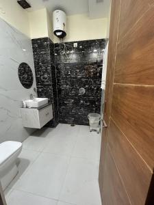 uma casa de banho com um WC e um lavatório em Hotel Wood Lark Zirakpur Chandigarh- A unit of Sidham Group of Hotels em Chandīgarh