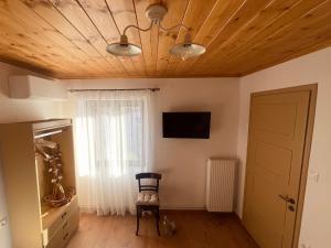 Televízia a/alebo spoločenská miestnosť v ubytovaní Casa Delicosta- 2 Flat Country house with garden, 15 min from Trikala