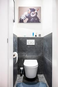 ウィーンにあるKomfortable Wohnung Schönbrunnのバスルーム(トイレ付)が備わります。壁に絵が描かれています。