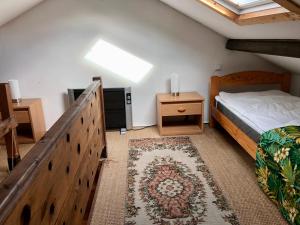 Dormitorio pequeño con cama y alfombra en Charmante maison à Jard sur mer sur la côte vendéenne en Jard-sur-Mer