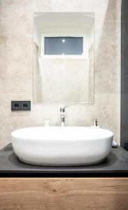ウィーンにあるKomfortable Wohnung Schönbrunnのバスルーム(白い洗面台、鏡付)