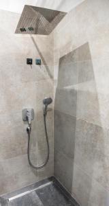 y baño con ducha con cabezal de ducha. en Komfortable Wohnung Schönbrunn en Viena