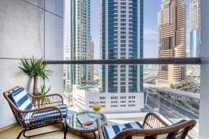 balcón con vistas a la ciudad en Elegant 1 BDR apt very close to JBR Beach & Marina Walk I Skyview Tower, en Dubái
