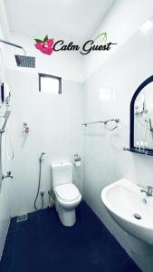Kamar mandi di Calm Guest