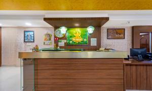 a bar in a restaurant with a counter top at Treebo Trend NGH Transit in Chennai