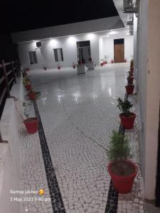 um pátio com vasos de plantas num edifício em Bachan Niwas Hotel em Jodhpur