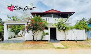 Kebun di luar Calm Guest