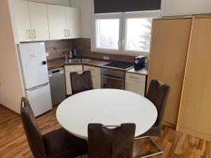 Kuchyň nebo kuchyňský kout v ubytování FeWo Panoramablick mit Pool und Sauna inklusive