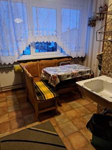 een badkamer met een bed, een bad en een raam bij Linte apartment 