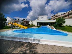 Bazén v ubytování FeWo Panoramablick mit Pool und Sauna inklusive nebo v jeho okolí