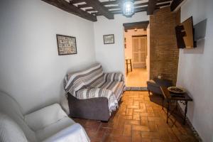 ein Wohnzimmer mit 2 Stühlen und einem Sofa in der Unterkunft EL CUARTO LA GITANA in Jimena de la Frontera