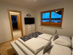 ゼーフェルト・イン・チロルにあるAlpenapart Seefeldのベッドルーム1室(ベッド2台、薄型テレビ付)