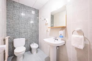 A bathroom at HOTEL LA PERLA