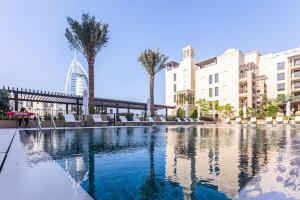 Bazén v ubytování Luxury apartment in Madinat Jumeirah Living nebo v jeho okolí
