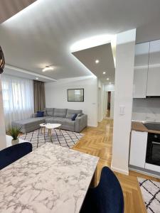Køkken eller tekøkken på Central Lakeview Apartment, East Sarajevo