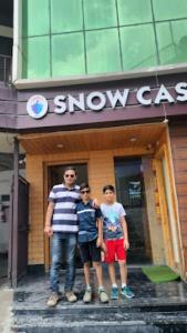 Pamilya na naka-stay sa Hotel Snow Castle Dalhousie