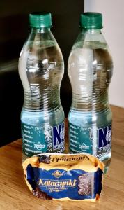 dos botellas de agua sentadas sobre una mesa en Przytulny na Winnicy z widokiem na Wisłę, en Toruń