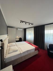 プルドニクにあるHotel Olimpのベッドルーム1室(赤いカーペット敷きの大型ベッド1台付) +33枚の写真
