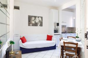 Habitación con cama, mesa y cocina. en Bilocale Imperatrice, en San Remo