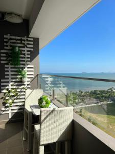 balcón con mesa, sillas y vistas al océano en FLC Sea Tower Quy Nhon - Căn Hộ View Biển, en Quy Nhon
