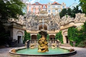 einen Brunnen vor einem Gebäude mit einem Gebäude in der Unterkunft Sibelius Apartments in Prag