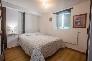- une petite chambre avec un lit et une fenêtre dans l'établissement EL CUARTO LA GITANA, à Jimena de la Frontera