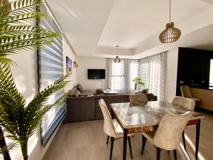 Televiisor ja/või meelelahutuskeskus majutusasutuses Luxurious Golf & Sea View Beach Apartment with Pool Access - Tamourrit, Taghazout Bay