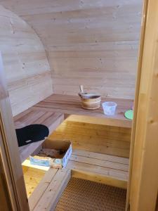 een kleine houten sauna met een bankje erin bij Linte apartment 