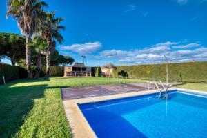 - une piscine dans une cour avec une maison dans l'établissement Pinamar, à L'Escala