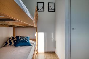 - une petite chambre avec un lit et une mezzanine dans l'établissement Pinamar, à L'Escala