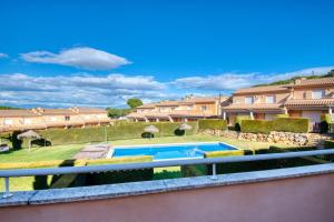 - une vue sur une villa avec une piscine dans l'établissement Pinamar, à L'Escala