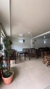 - un salon avec des tables, des chaises et une table dans l'établissement ZUMA, à Batoumi