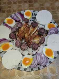 ハツェグにあるVila la Izvorul Putineiの卵肉玉ねぎ皿