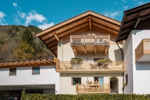 dom z balkonami po jego stronie w obiekcie Apartment Niederhaushof w mieście Parcines