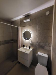 アルバ・ユリアにあるApartament Cetateのバスルーム(白いトイレ、シンク付)